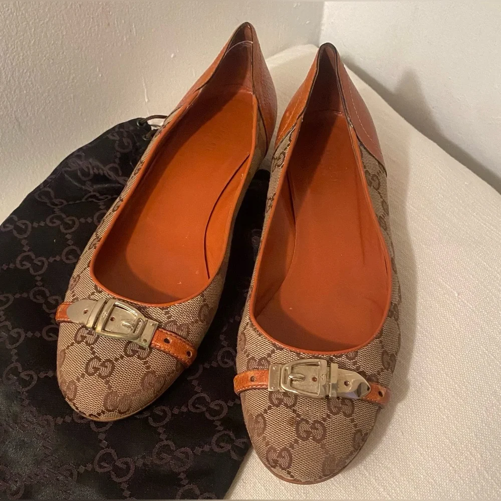 Gorgeous GUCCI Classic GG logo Flats• VINTAGE from the 90s . Size 11B - Picture 1 of 12
